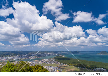 《佐賀県》鏡山展望台の眺望・唐津湾の大海原 《佐賀県》鏡山展望台の眺望・唐津湾の大海原 127099309