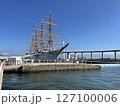 新湊港に停泊する帆船と青空 127100006