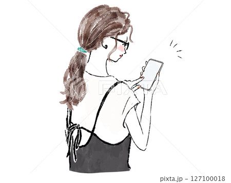 スマホを持ってタッチする女性 127100018