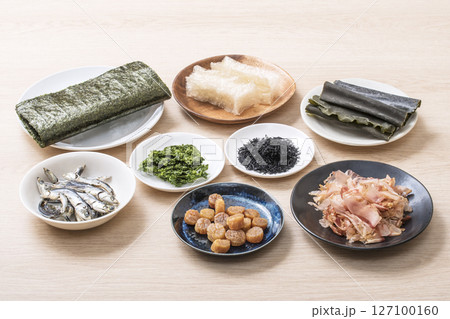 皿に入った海産物　いろいろな乾物　天日干しされた食品　健康食品 127100160