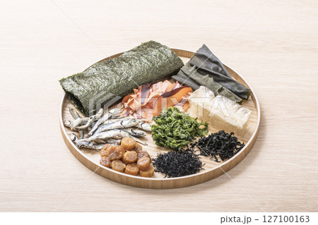 トレーに盛られた海産物 いろいろな乾物 天日干しされた食品 健康食品 トレーに盛られた海産物 いろいろな乾物 天日干しされた食品 健康食品 127100163