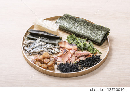 トレーに盛られた海産物　いろいろな乾物　天日干しされた食品　健康食品 127100164