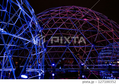 クリスマスのみなとみらい、イルミネーションに囲まれたデートスポット、横浜の湾岸にあるクリスマスイベン クリスマスのみなとみらい、イルミネーションに囲まれたデートスポット、横浜の湾岸にあるクリスマスイベン 127100352