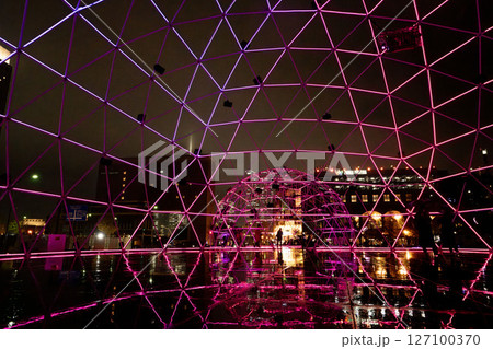 クリスマスのみなとみらい、イルミネーションに囲まれたデートスポット、横浜の湾岸にあるクリスマスイベン クリスマスのみなとみらい、イルミネーションに囲まれたデートスポット、横浜の湾岸にあるクリスマスイベン 127100370