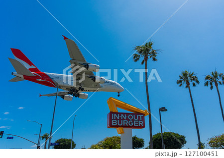 ロサンゼルスのハンバーガー屋と着陸する飛行機 ロサンゼルスのハンバーガー屋と着陸する飛行機 127100451