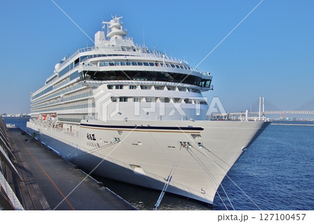 大さん橋に停泊する飛鳥III（横浜） 127100457