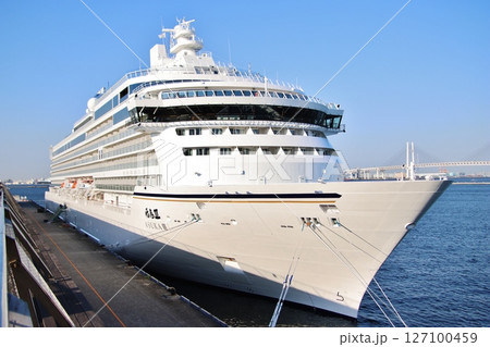 大さん橋に停泊する飛鳥III（横浜） 127100459