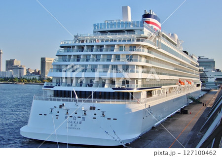 大さん橋に停泊する飛鳥III（横浜） 127100462