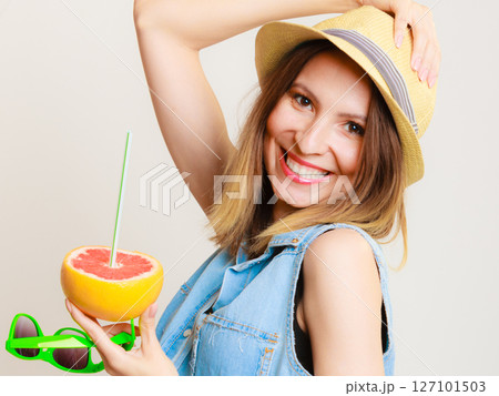 Summer girl tourist holding grapefruit citrus fruit 127101503