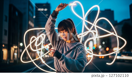 ライトペインティングをする女性 127102110