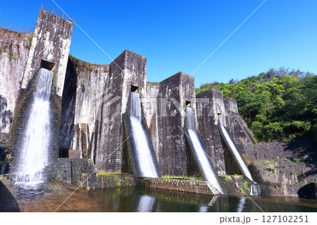 【香川県】ツツジ咲く春の豊稔池ダム（豊稔池堰堤）国最初の石積式多連マルチプルアーチダム 127102251
