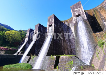 【香川県】ツツジ咲く春の豊稔池ダム（豊稔池堰堤）国最初の石積式多連マルチプルアーチダム 127102252