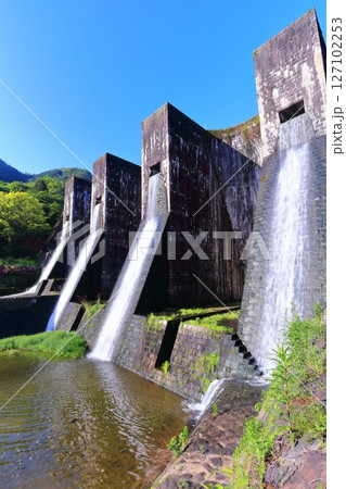 【香川県】ツツジ咲く春の豊稔池ダム（豊稔池堰堤）国最初の石積式多連マルチプルアーチダム 127102253