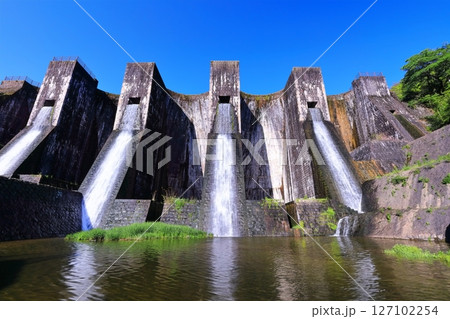 【香川県】ツツジ咲く春の豊稔池ダム（豊稔池堰堤）国最初の石積式多連マルチプルアーチダム 127102254