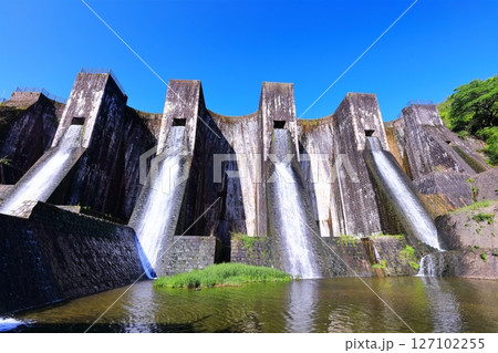 【香川県】ツツジ咲く春の豊稔池ダム（豊稔池堰堤）国最初の石積式多連マルチプルアーチダム 127102255