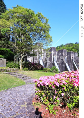 【香川県】ツツジ咲く春の豊稔池ダム（豊稔池堰堤）国最初の石積式多連マルチプルアーチダム 127102258