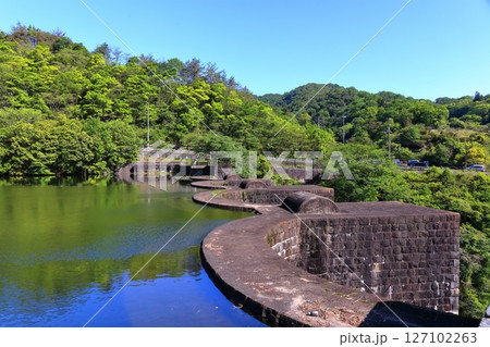 【香川県】ツツジ咲く春の豊稔池ダム(豊稔池堰堤)国最初の石積式多連マルチプルアーチダム 【香川県】ツツジ咲く春の豊稔池ダム(豊稔池堰堤)国最初の石積式多連マルチプルアーチダム 127102263