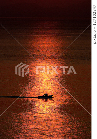 黄金色の海に浮かぶ小舟 黄金色の海に浮かぶ小舟 127102847