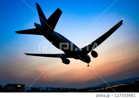 黄昏の空と空港へ着陸する翼 127103661