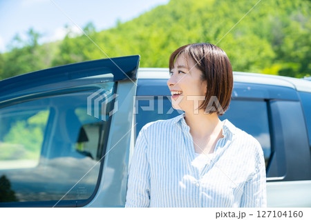 車でドライブ旅行中の女性　車と女性 127104160