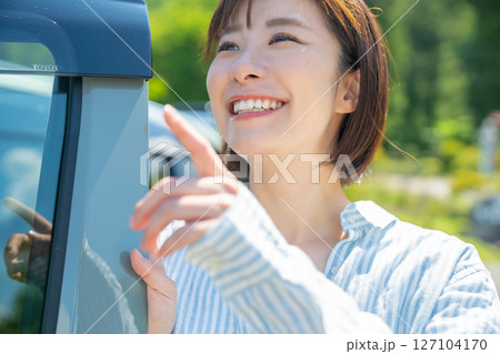 車でドライブ旅行中の女性　車と女性 127104170