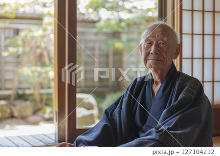 和室で穏やかに過ごす高齢男性の健康・静謐な時間 127104212