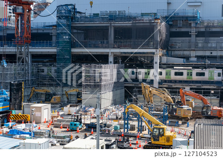 再開発が進む渋谷駅前の工事現場の風景 再開発が進む渋谷駅前の工事現場の風景 127104523