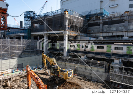 再開発が進む渋谷駅前の工事現場の風景 127104527