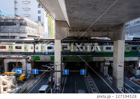 再開発が進む渋谷駅前の工事現場の風景 127104528