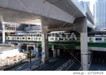 再開発が進む渋谷駅前の工事現場の風景 127104529