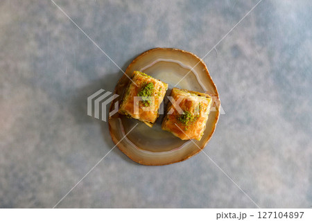 皿にのせたトルコのお菓子バクラヴァ 127104897
