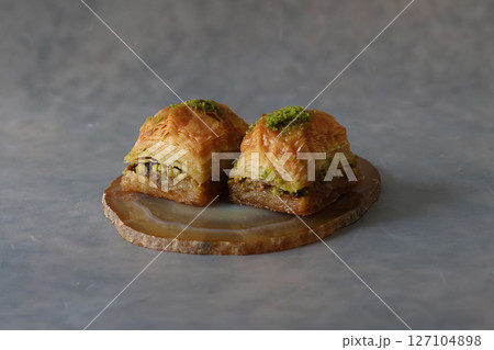 皿にのせたトルコのお菓子バクラヴァ 127104898