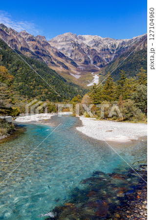 秋の清流とアルプスの絶景 127104960