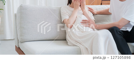 マタニティブルーの妊婦の妻を励ます夫 127105898