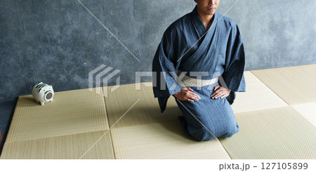浴衣を着て正座する外国人観光客 浴衣を着て正座する外国人観光客 127105899