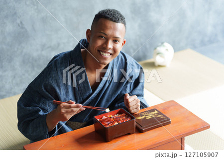 日本食を食べる外国人観光客 127105907