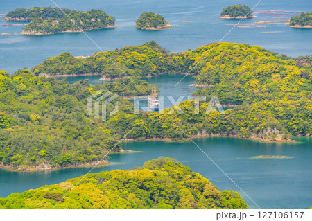 (長崎県)展海峰展望台から眺める九十九島 島巡り遊覧船 (長崎県)展海峰展望台から眺める九十九島 島巡り遊覧船 127106157