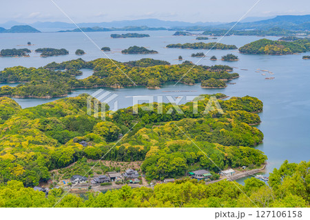 (長崎県)展海峰展望台から眺める九十九島 島巡り遊覧船 (長崎県)展海峰展望台から眺める九十九島 島巡り遊覧船 127106158
