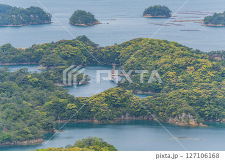 (長崎県)展海峰展望台から眺める九十九島 島巡り遊覧船 (長崎県)展海峰展望台から眺める九十九島 島巡り遊覧船 127106168