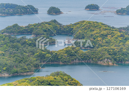 (長崎県)展海峰展望台から眺める九十九島 島巡り遊覧船 (長崎県)展海峰展望台から眺める九十九島 島巡り遊覧船 127106169