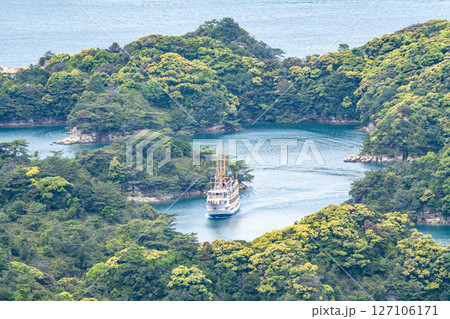 (長崎県)展海峰展望台から眺める九十九島 島巡り遊覧船 (長崎県)展海峰展望台から眺める九十九島 島巡り遊覧船 127106171