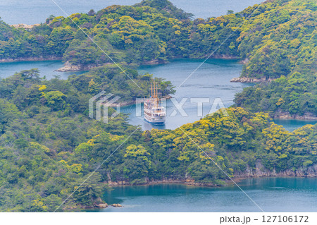 （長崎県）展海峰展望台から眺める九十九島　島巡り遊覧船 127106172