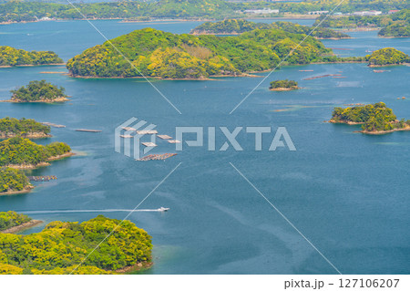 （長崎県）九十九島・佐世保湾に浮かぶ島々　水上スキーを楽しむ人達 127106207