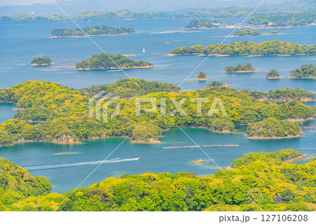 （長崎県）九十九島・佐世保湾に浮かぶ島々　水上スキーを楽しむ人達 127106208