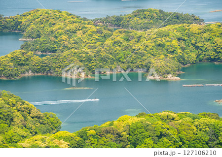 （長崎県）九十九島・佐世保湾に浮かぶ島々　水上スキーを楽しむ人達 127106210