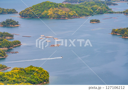 （長崎県）九十九島・佐世保湾に浮かぶ島々　水上スキーを楽しむ人達 127106212