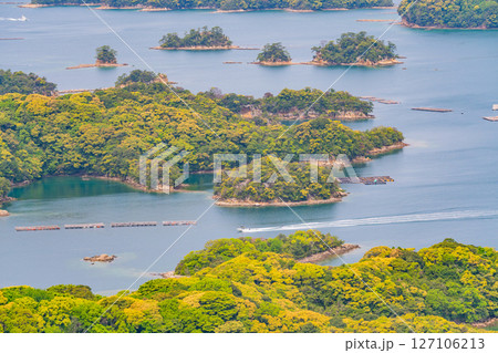 (長崎県)九十九島・佐世保湾に浮かぶ島々 水上スキーを楽しむ人達 (長崎県)九十九島・佐世保湾に浮かぶ島々 水上スキーを楽しむ人達 127106213