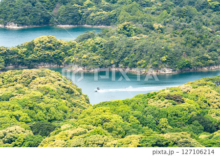 （長崎県）九十九島・佐世保湾に浮かぶ島々　水上スキーを楽しむ人達 127106214