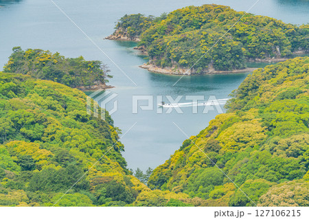 （長崎県）九十九島・佐世保湾に浮かぶ島々　水上スキーを楽しむ人達 127106215