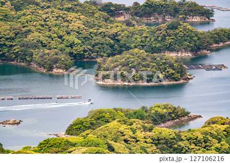 (長崎県)九十九島・佐世保湾に浮かぶ島々 水上スキーを楽しむ人達 (長崎県)九十九島・佐世保湾に浮かぶ島々 水上スキーを楽しむ人達 127106216
